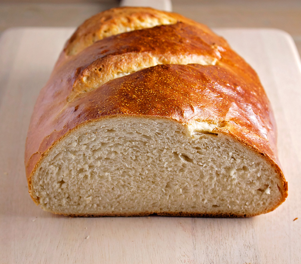 Рецепт хлеба батон. Батон хлеба. Белый хлеб. Белый батон. Хлебный батон.